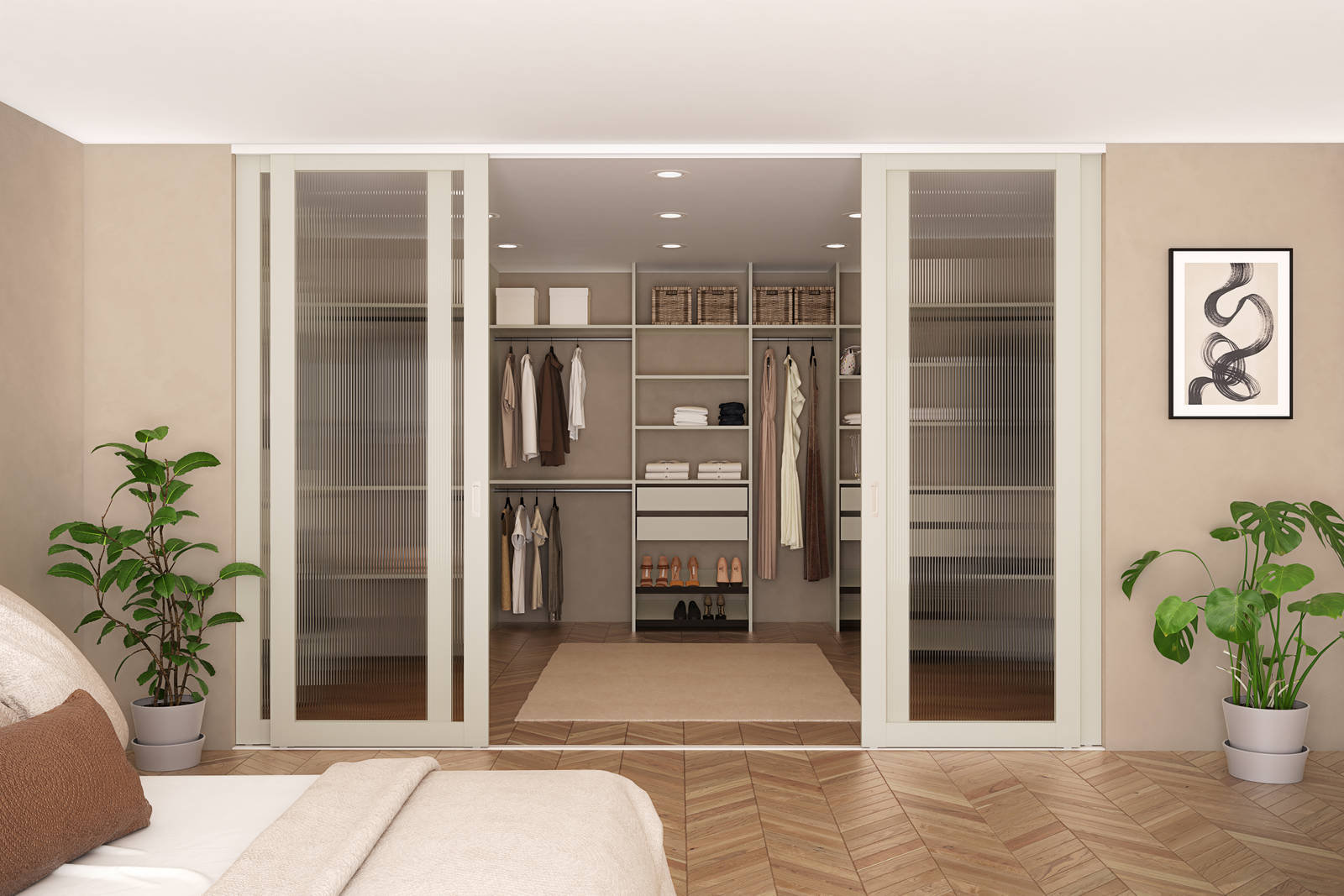 Walk-in garderobe med hvid interiør bag glasskydedøre med hvid ramme