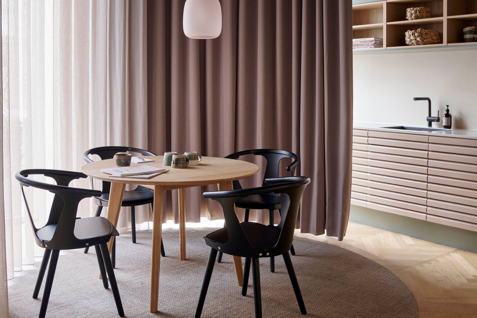 Træ spisebord og stole, massiv mat hvid egetræskøkken med smukke lameller Ikon fra INVITA med grønne overskabe