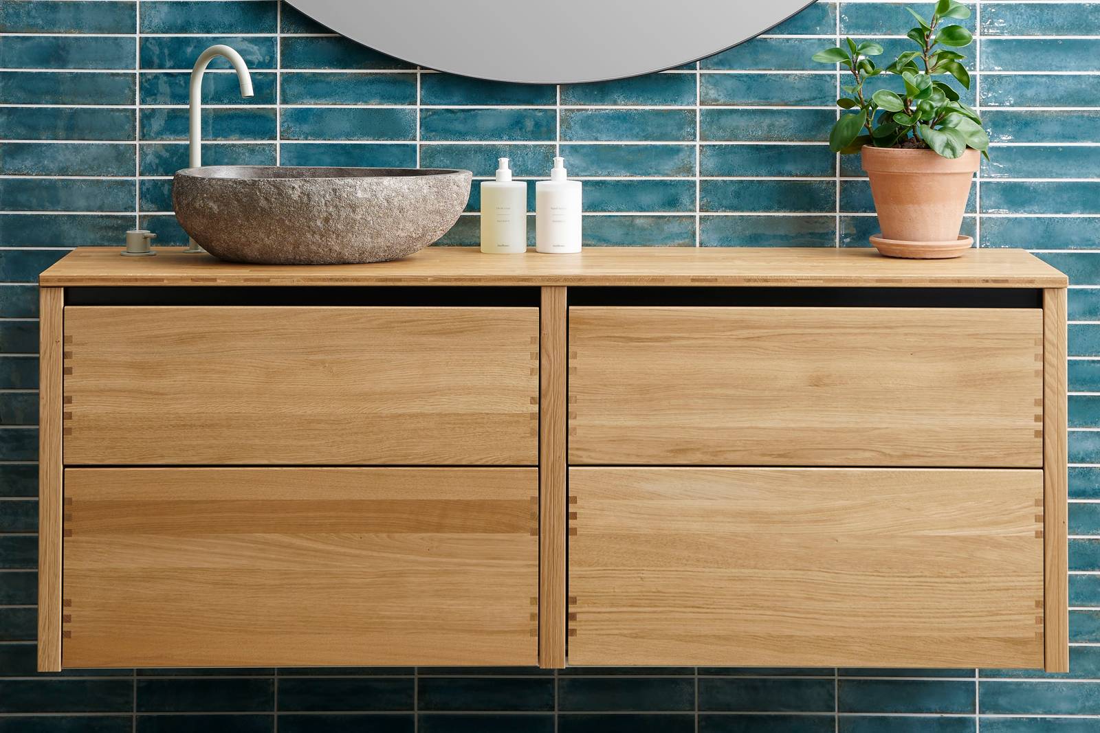 Nærbillede av Massiv egetræ badeværelsesmøbel GLØD fra INVITA med fingertappede samlinger og grebsløse skuffer