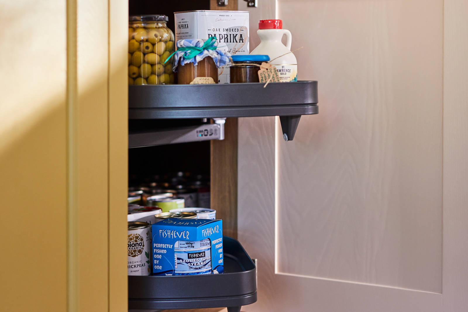 Open cabinet with pull-out corner storage solution