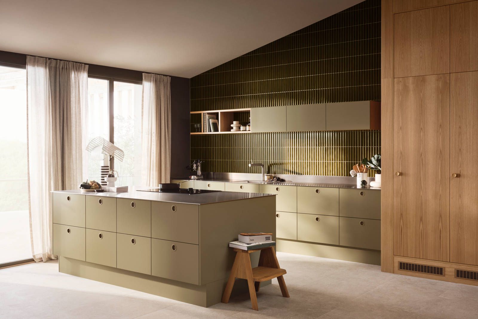 Jubilæumskøkken fra INVITA med træfinér eg, matchende vægpanel og grønne skaber inspireret av 1970'erne med infræsede greb