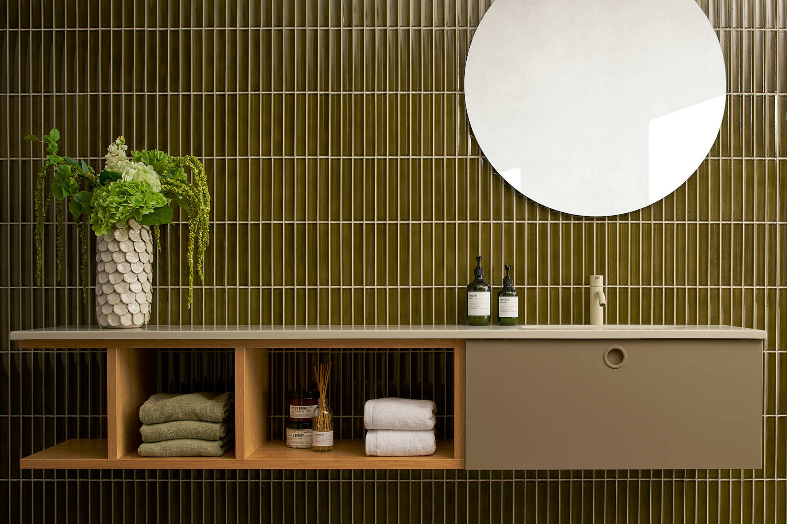 Jubilæumsbad fra INVITA med grønne skaber inspireret av 1970'erne, eg hylder og grønne fliser