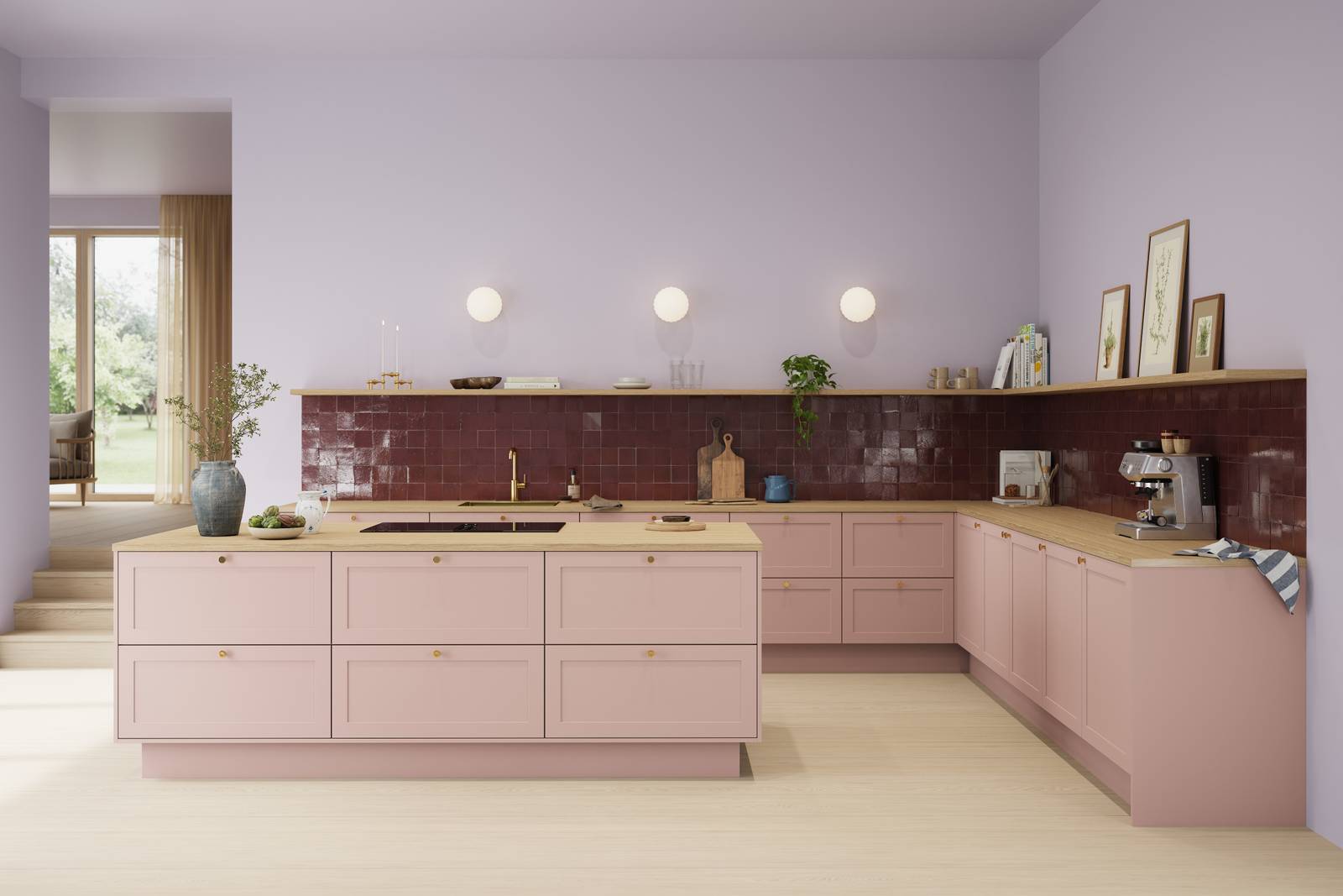 Kjøkken Scala fra Sigdal med kjøkkenøya i farge Lavendel NCS S1510-Y90R med Zellige Aubergine fliser, messing grep, messing vask og messing kran med lys tre benkeplate
