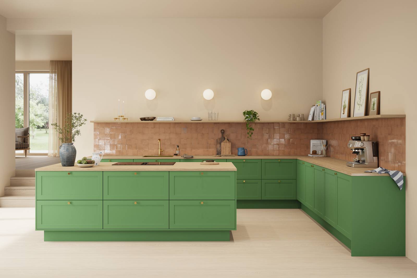 Kjøkken Scala fra Sigdal med kjøkkenøya i farge Kelly Grønn NCS S4030-G30Y med Zellige Hourglass fliser, messing grep, messing vask og messing kran med lys tre benkeplate