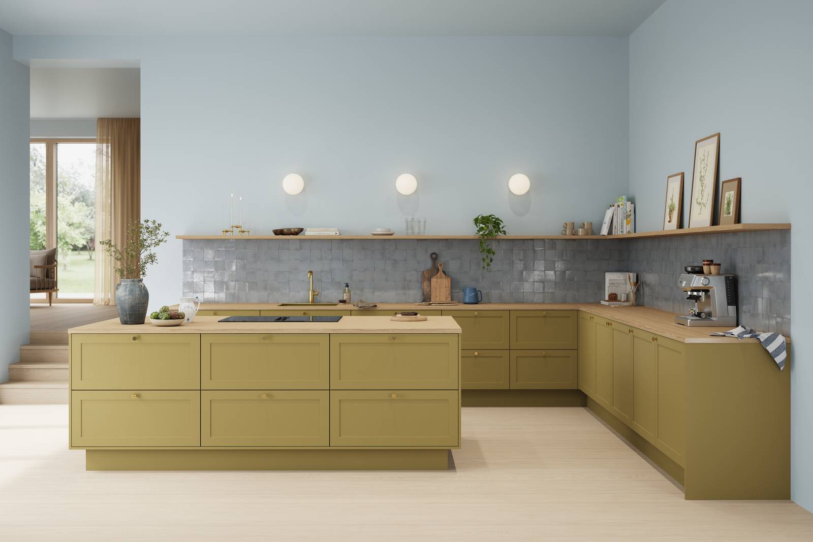 Kjøkken Scala fra Sigdal med kjøkkenøya i farge Støvet Militærgrønn NCS S5030-Y med blekblå fliser, messing grep, messing vask og messing kran med lys tre benkeplate