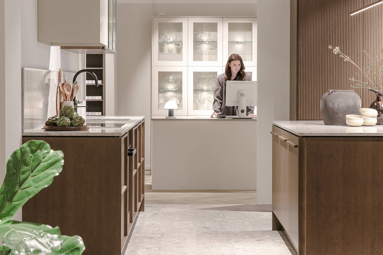 Keittiösuunnittelija tietokoneella tiskillä myymälässä