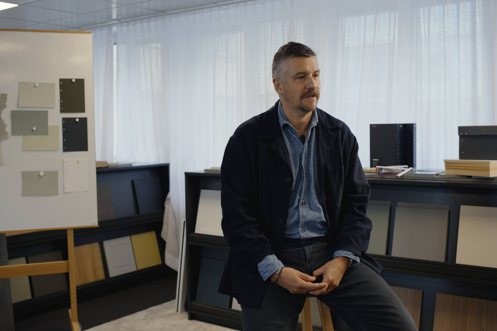 Designchef Herman Persson bland materialprover