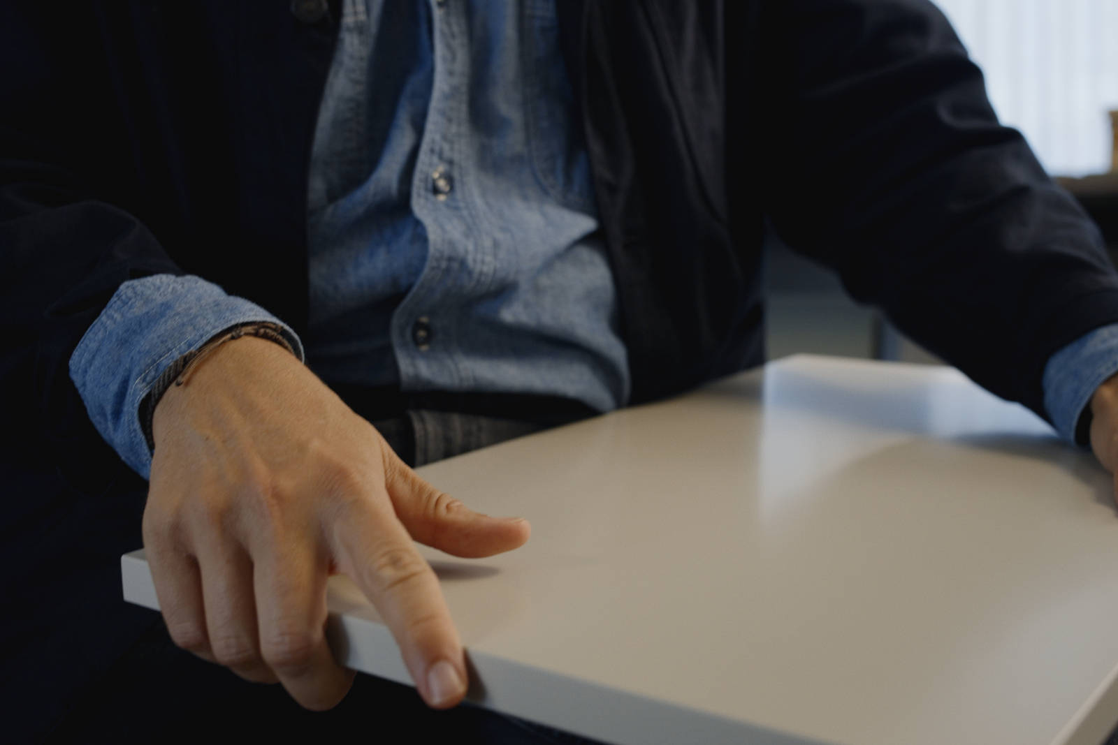 Designchef Herman Persson bland materialprover