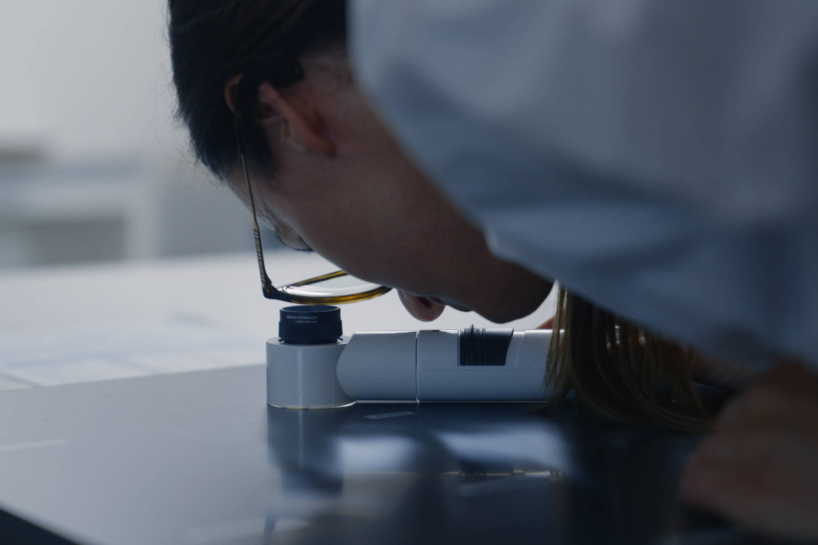 Kvalitétsingenjör Marijana Crnic utför tester i labbet