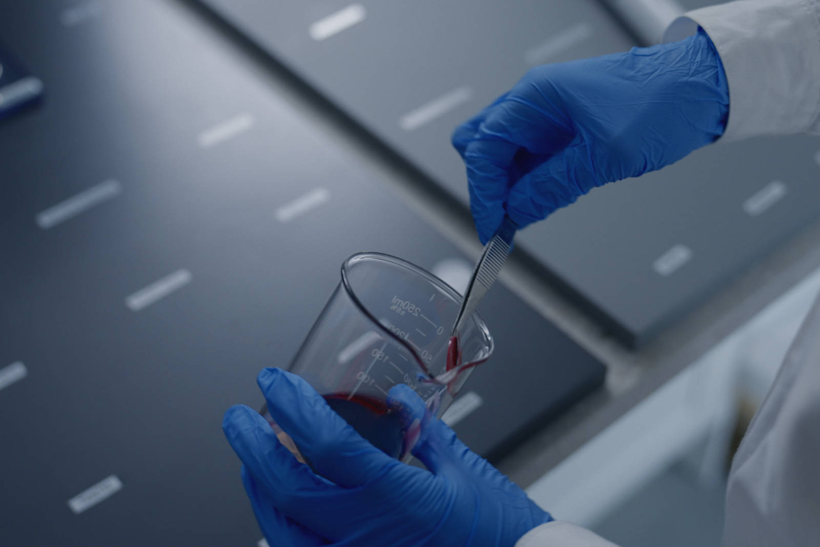 Kvalitétsingenjör Marijana Crnic utför tester i labbet