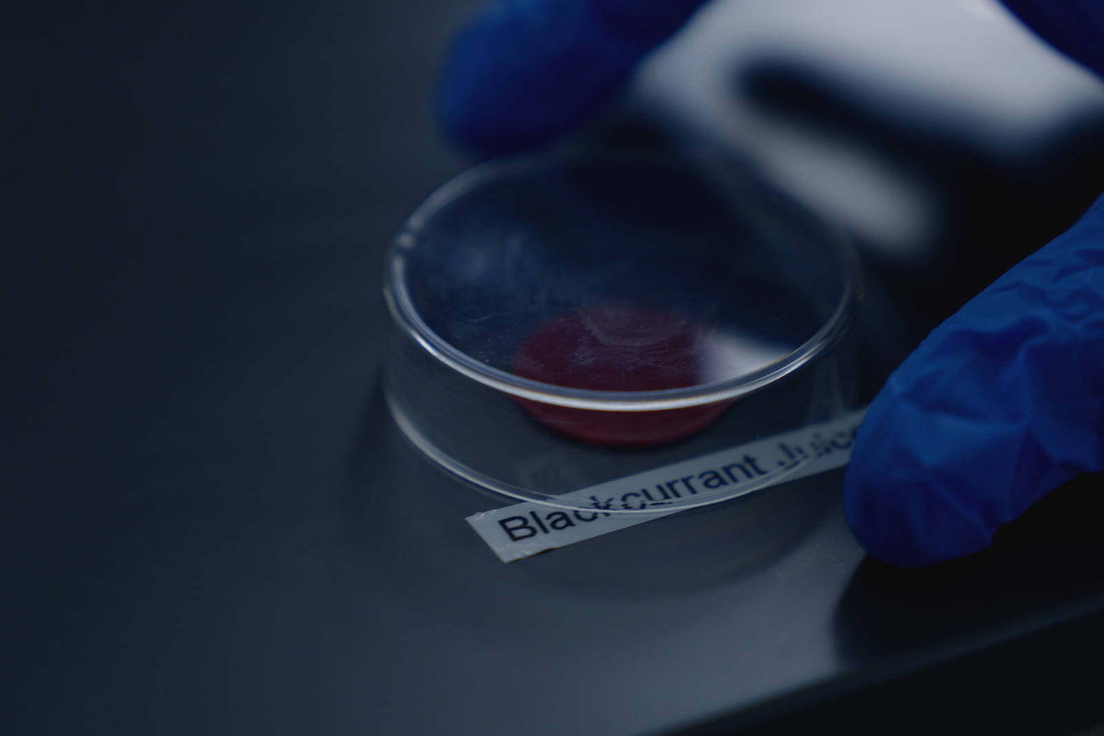 Kvalitétsingenjör Marijana Crnic utför tester i labbet