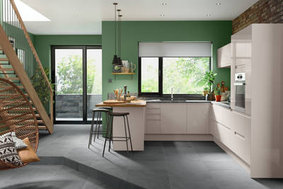 Luna Kitchen from Magnet. An affordable handless look with integrated J Pull doors for a stylish and modern look.
