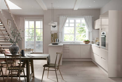 Luna Kitchen from Magnet. An affordable handless look with integrated J Pull doors for a stylish and modern look.