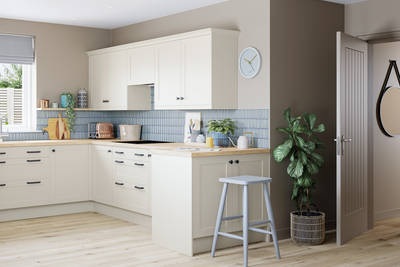 Tatton Kitchen by Magnet. A beautiful easy to use kitchen with traditional features with stylish modern touches.