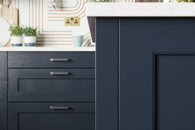 Close-up of modern country-style Shaker door Ludlow in dark blue shade Midnight.