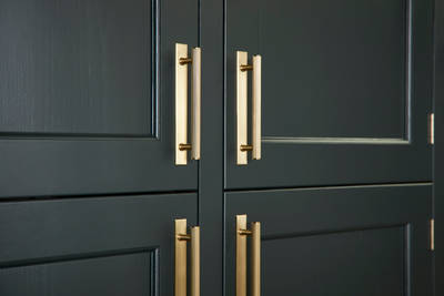 Shaker style fronts in the dark green shade Arboretum green with brass handles