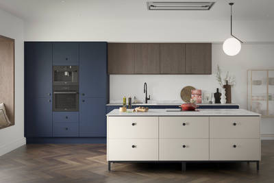Soho Midnight kitchen with fluted wood Nordic Nature wall cabinets and Soho Dove grey kitchen island, a premium painted slab front.
