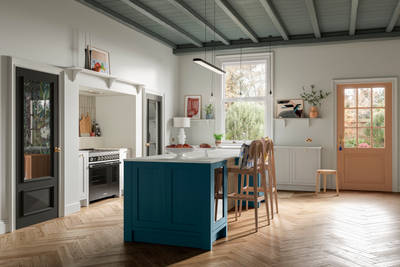 Traditional shaker kitchen Wardley with modern shades and decorations. A blue kitchen island.