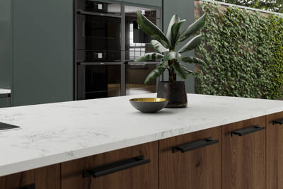 Woodgrain-effect Portobello kitchen doors in Umbra, paired with the modern Duxbury range in Arboretum, a rich dark green shade.