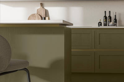Handleless Shaker kitchen Integra Wardley Balmoral is traditional and contemporary with its narrow frame door with integrated handles and a painted timber finish.