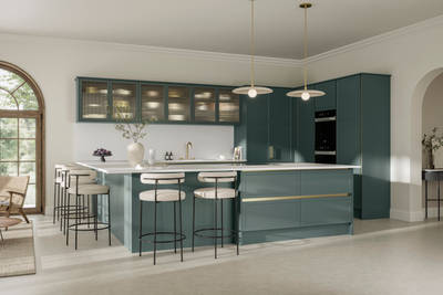 Handleless frame door Integra Brunswick Spruce G-shaped kitchen, Georgian extension with bar stool seating, Minerva white worktop and splashback, wall cabinets with fluted glass vitrine doors.