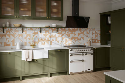 Premium Shaker kitchen Wardley Tailored green with traditional detailing, brass accessories, Elise range oven, screen extractor, white worktop and Classic Flint Grey oiled oak engineered wood flooring.