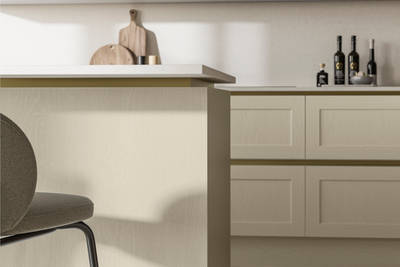 Handleless Shaker kitchen Integra Wardley Parchment is traditional and contemporary with its narrow frame door with integrated handles and a painted timber finish.