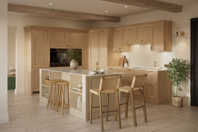 Traditional premium contemporary Shaker kitchen Ambleside in oak with brass knobs and handles, tall and wall-mounted cabinets and kitchen island with seating area and open shelves.