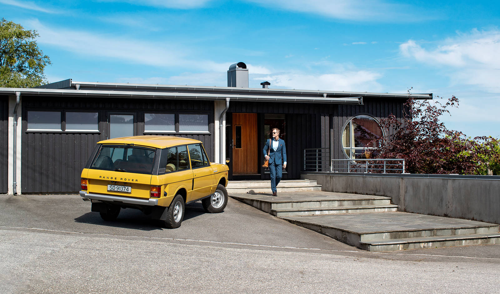 Foran den arkitekttegnede funkisvilla fra 1956 står en Range Rover fra 1976 i farven Bahama Gold