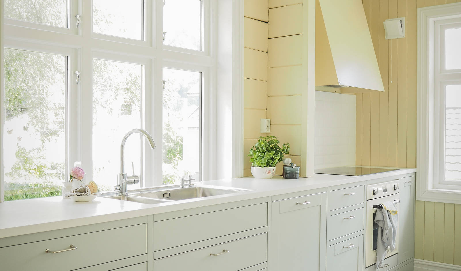 Nett og tidløs crossovermodell med  karakteristiske slette fyllinger. Kjøkkenmodell med tradisjonsdesign og moderne linjer.