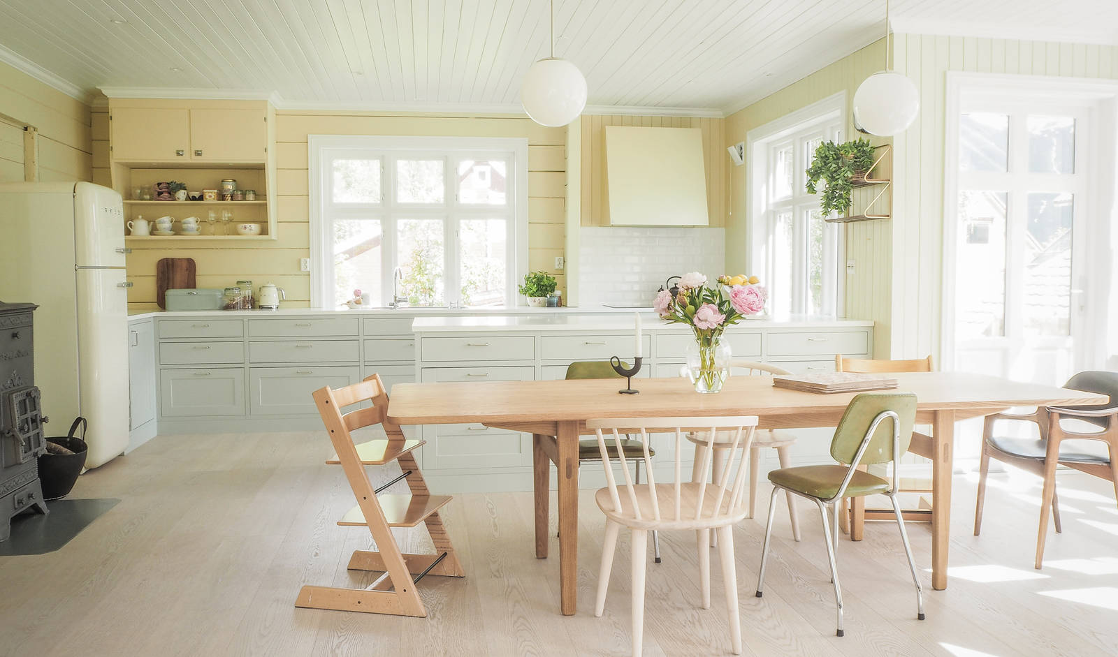 Nett og tidløs crossovermodell med  karakteristiske slette fyllinger. Kjøkkenmodell med tradisjonsdesign og moderne linjer.