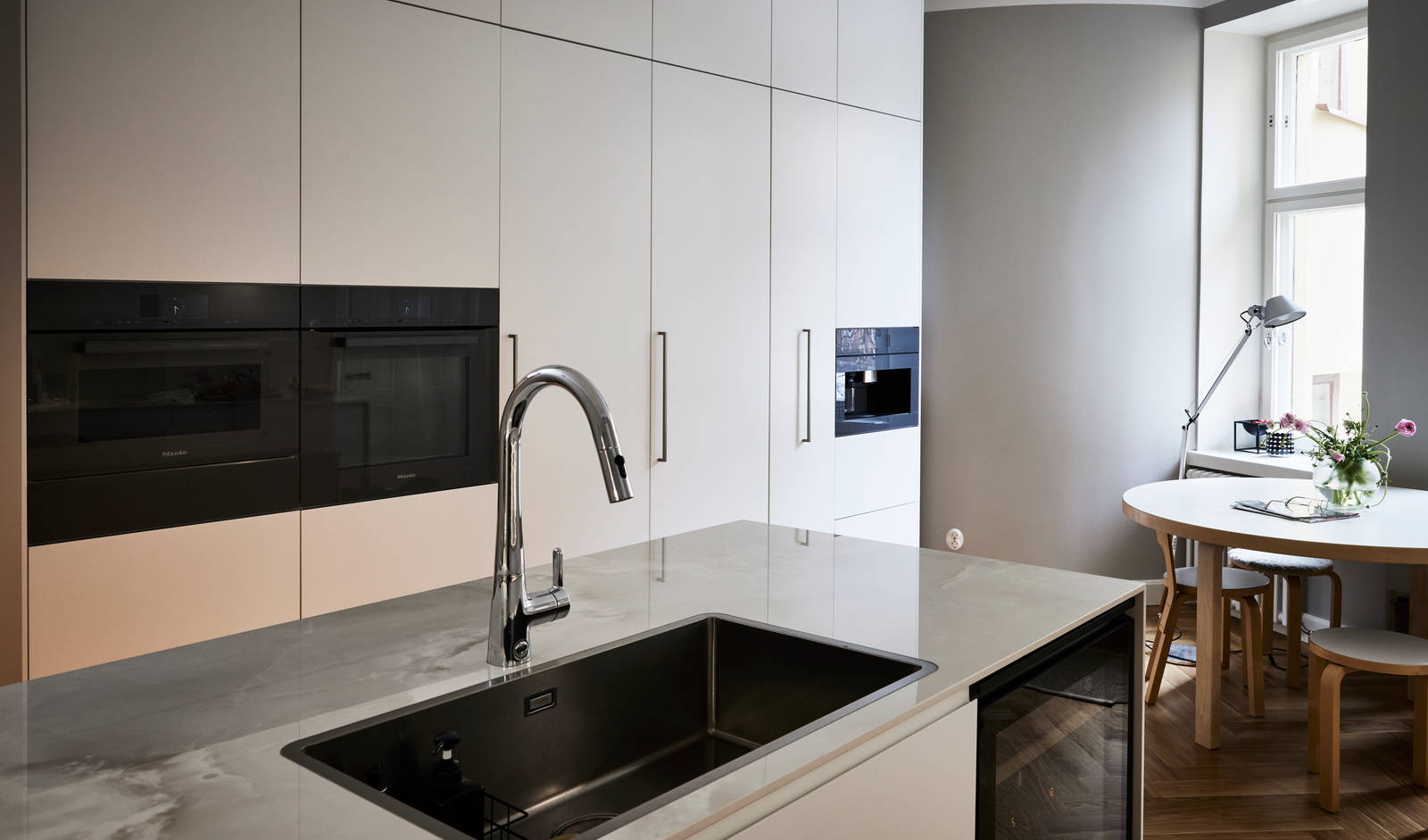 Ovet 279,969 ja saarekkeen takana 965. taso Dekton Helena, allas MX-70, hana Oras 3031F, koneet Miele