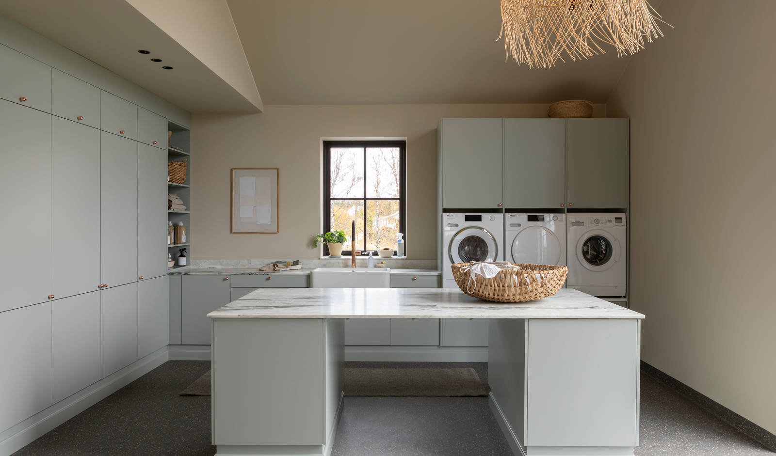 På 38 kvm har Kristin og Borgar Lindhjem laget et vaskerom utenom det vanlige med marmor og spreke fargevalg.