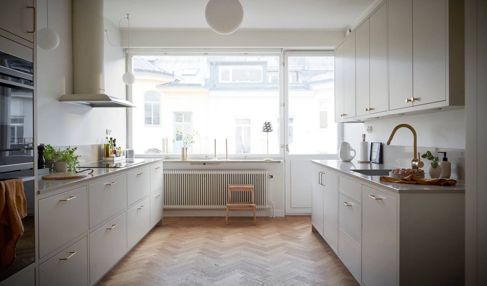 Forrammekøkken Athena Fusion i lys grå farve Sky fra INVITA med grå stein bordplade, rustfrit stål håndtag