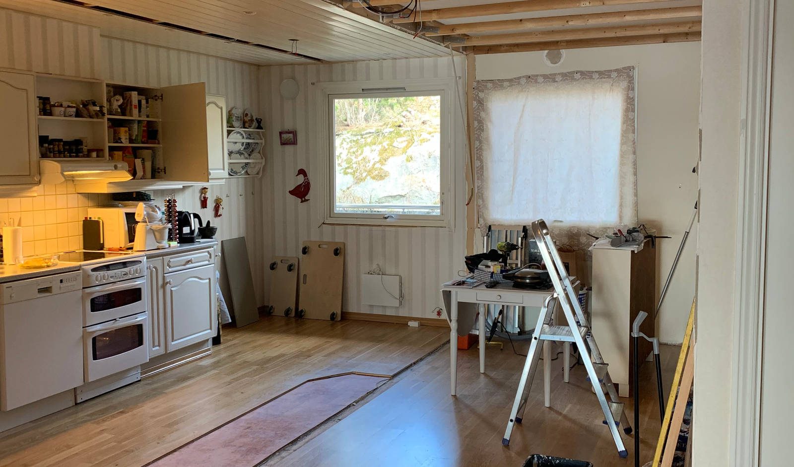 Kjøkkenmodell Square i fargen S 4005-Y20R/Mohair hos kunde i Moss. Benkeplate: Laminat Kandia Marmor.