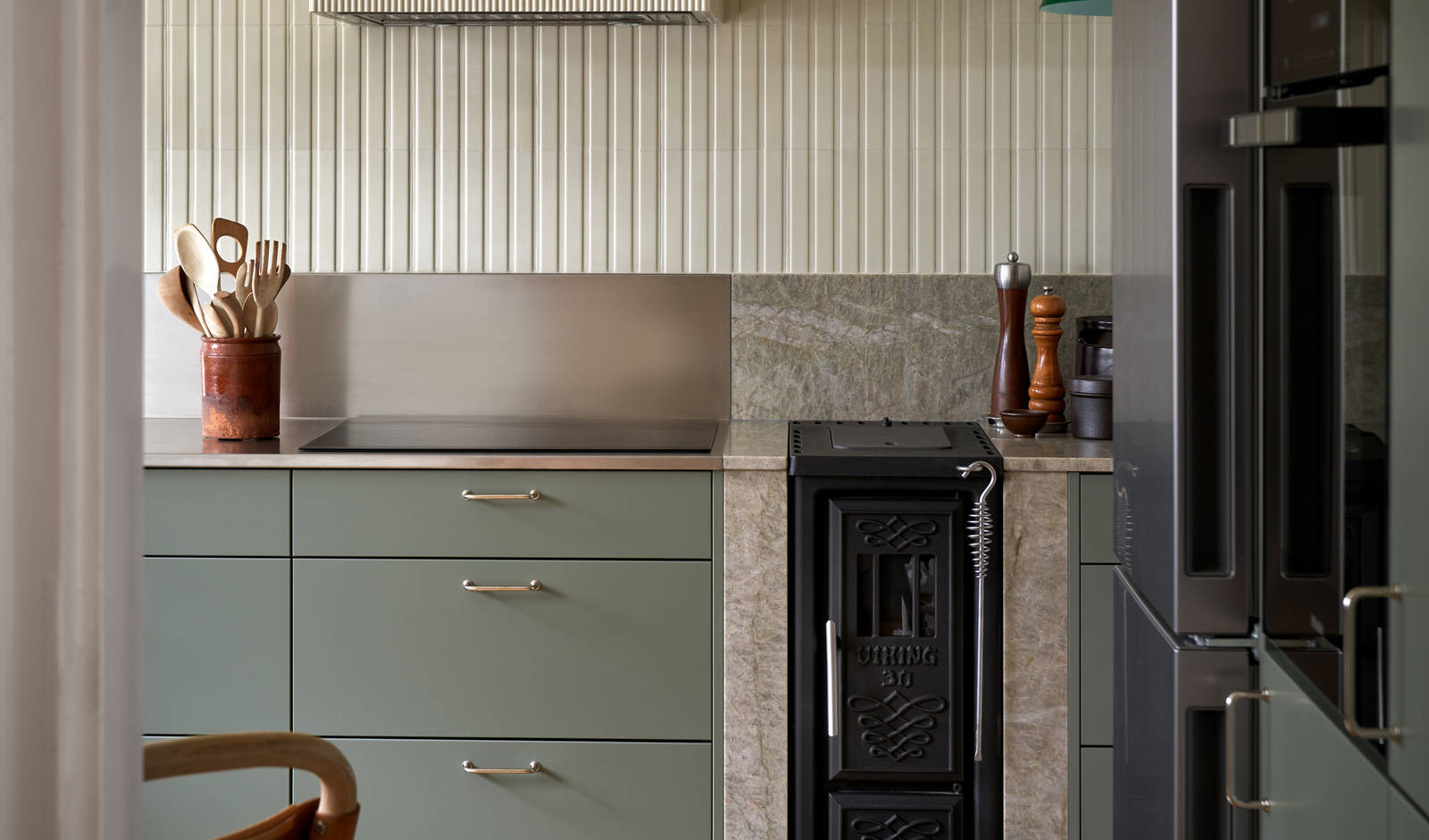 Vedspis i inredningsprofilen Svante Öquists kök från Marbodal, Arkitekt Plus i den gröna kulören Tall.