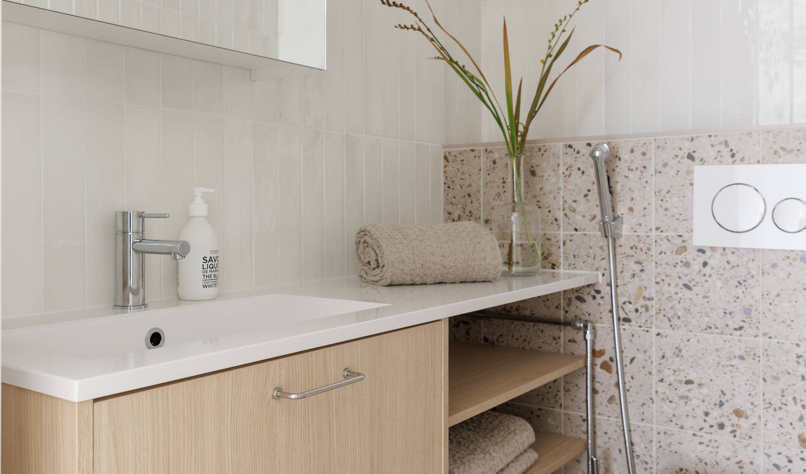 Novartin Aito luonnonväri tammi kylpyhuonekaappi yhteensopivalla avohyllyllä