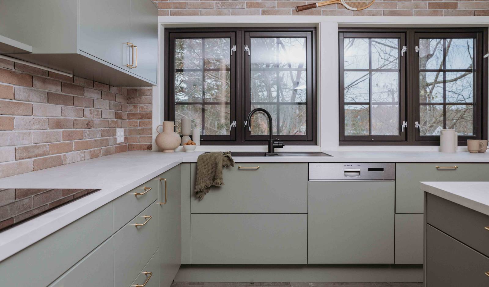 Sort armatur og sort vask i Stine Hartmanns Uno Furu kjøkken fra Sigdal med laminat Kandia marmor og teglstein-flis