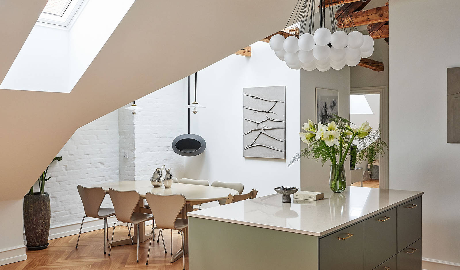 Athena-køkkenet fra INVITA med køkkenøy i den grønne farve Oliven.