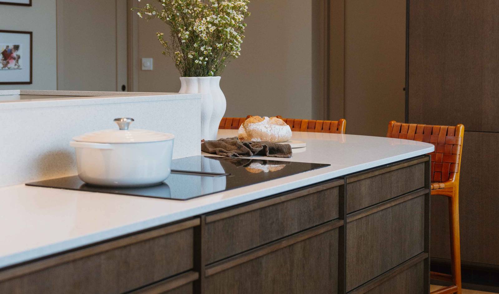 Kjøkkenøy i eikekjøkkenet Favn fra Sigdal i beisfargen Nøtt med matchende tre håndtag og benkeplate Blanco City fra Silestone.