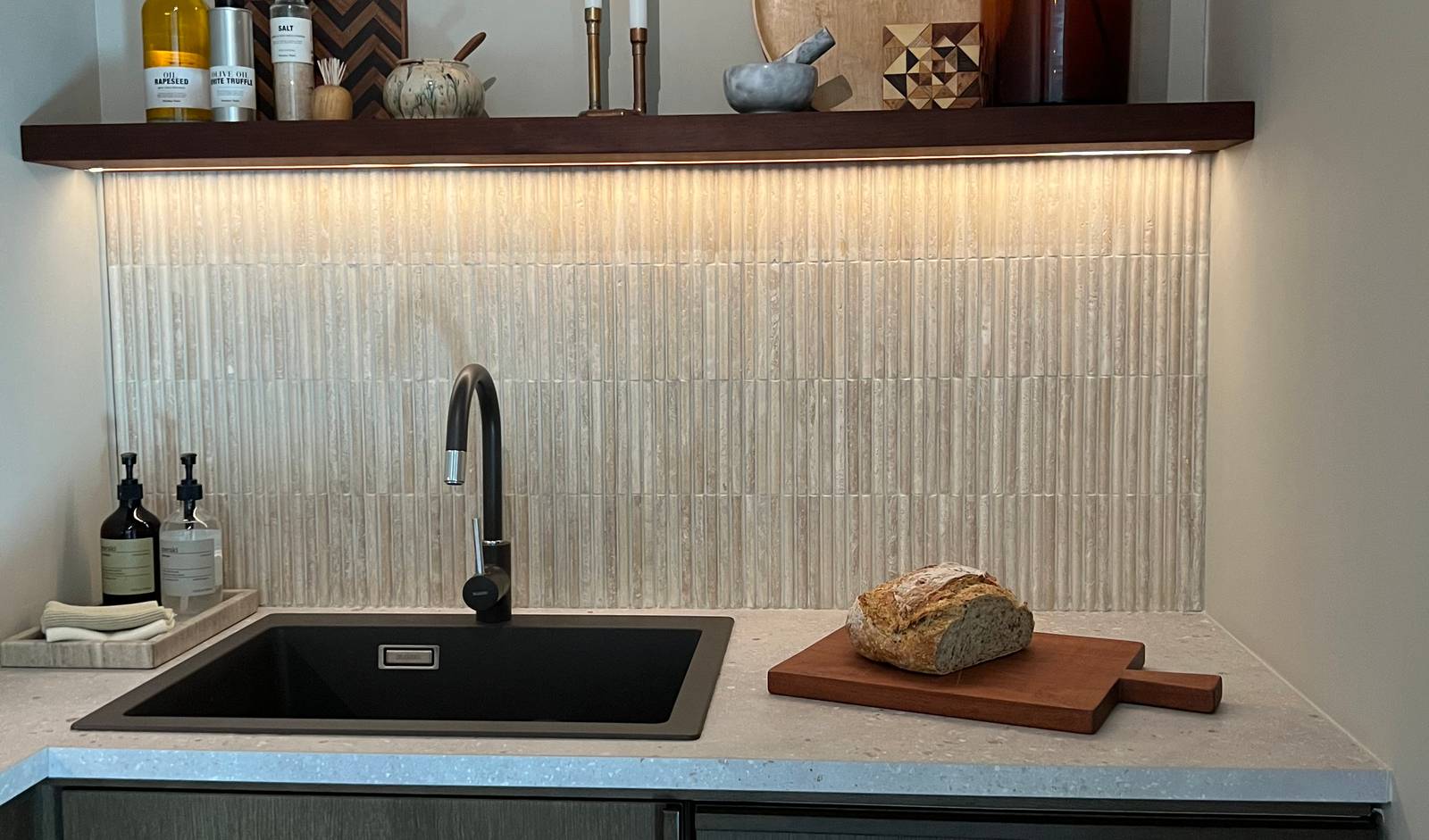 Nærbilde av sort vask og kran i kjøkkenet Favn Nøtt fra Sigdal hjemme hos Eli Linea Svalastog.