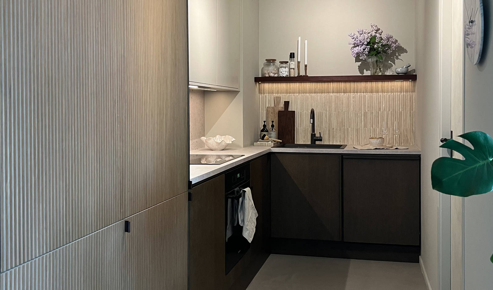 Favn nøtt kjøkken med Uno øverskap og Delaware Stein laminat benkeplate hjemme hos Eli Linea Svalastog.