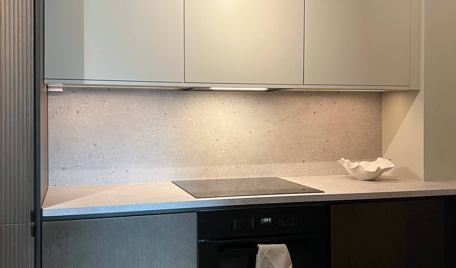 Favn nøtt kjøkken med Uno øverskap og Delaware Stein laminat benkeplate, Bosch platetopp, hjemme hos Eli Linea Svalastog.