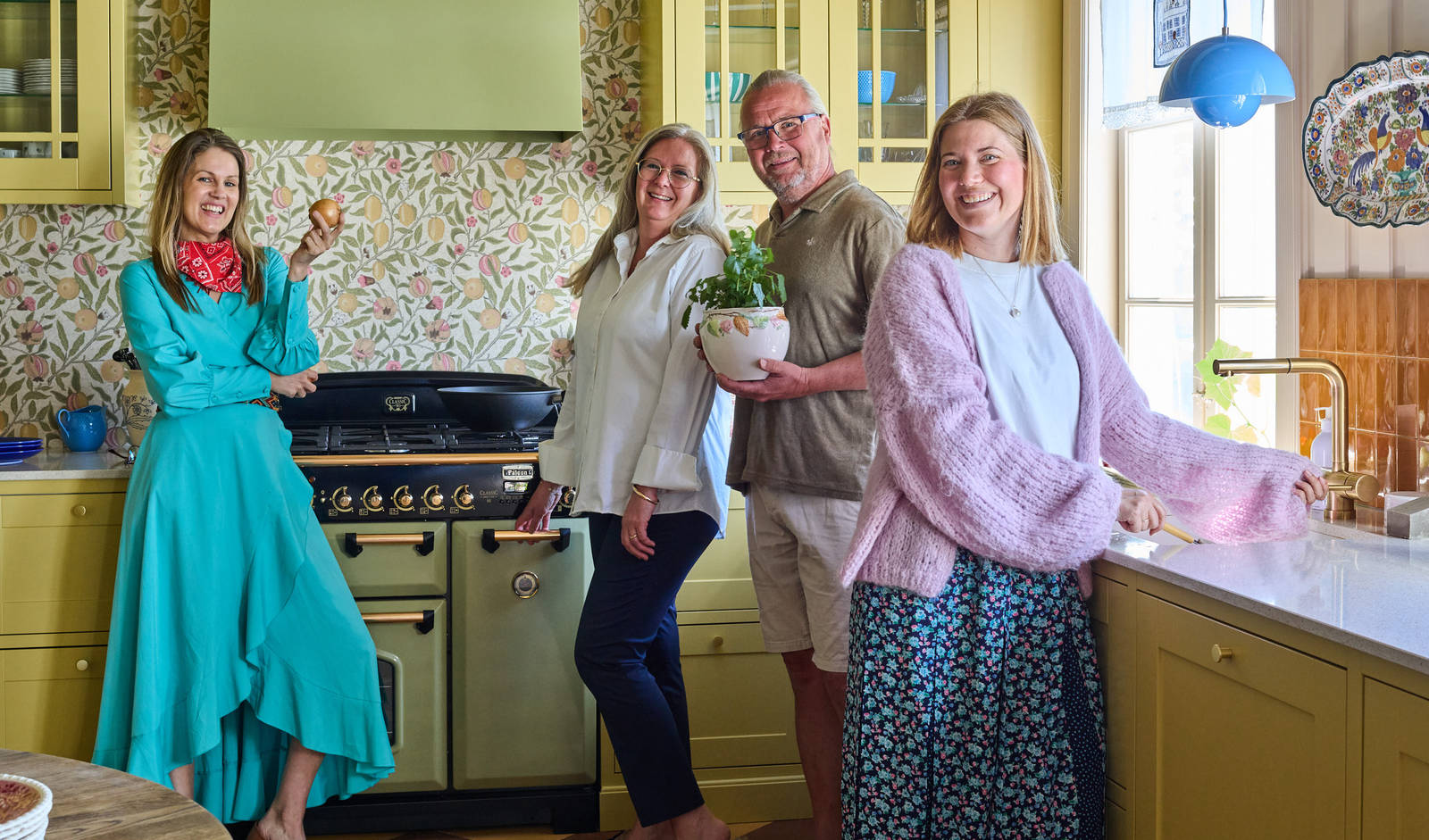 Nina og Bror med Koi designer i kjøkkenet sin