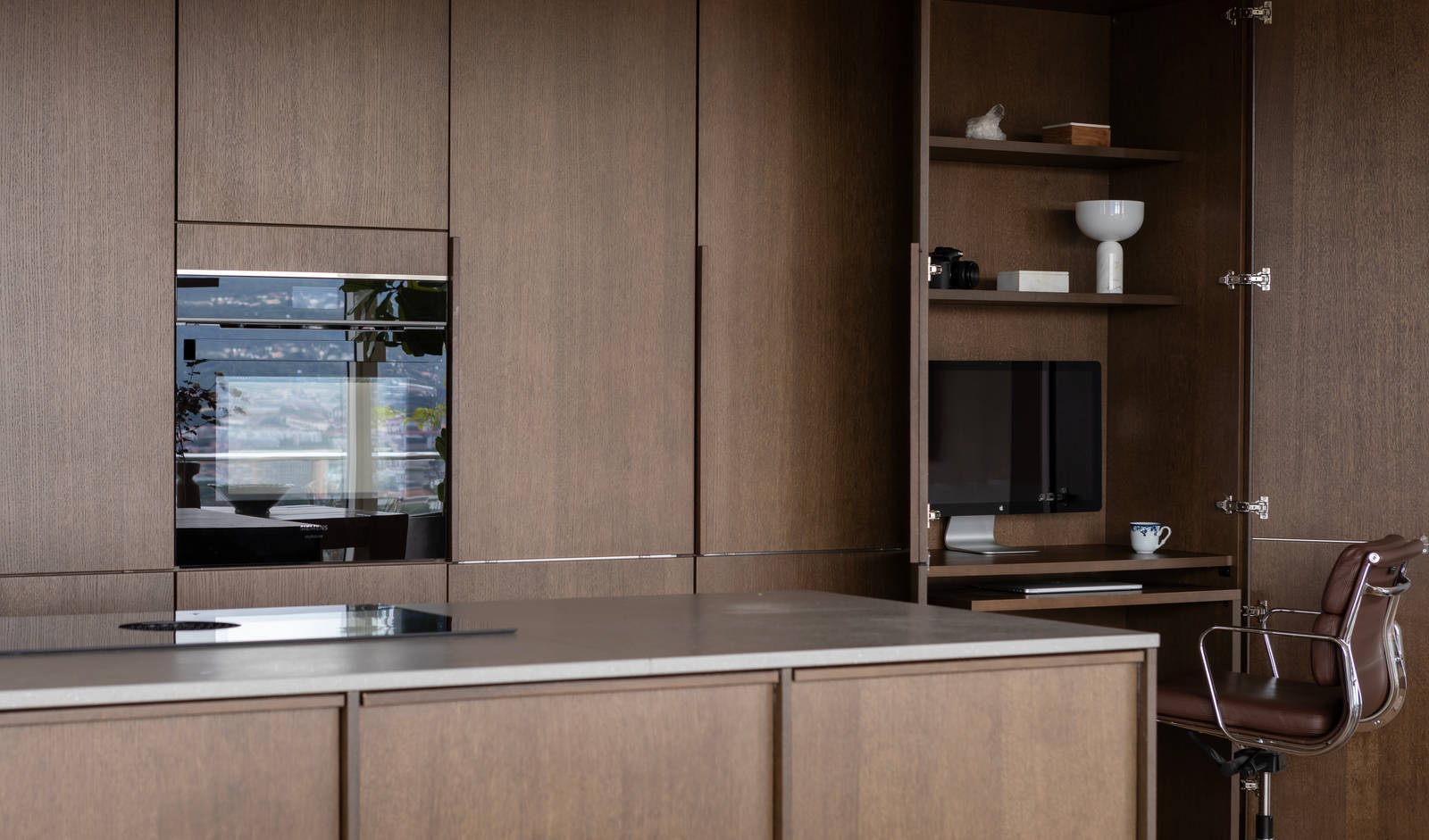 Kjøkkenkontor hjemme hos Knut og Kjartan, et kontor gjemt inne i de doble Favn nøtt skapdørene fra Sigdal helt til høyre på langveggen