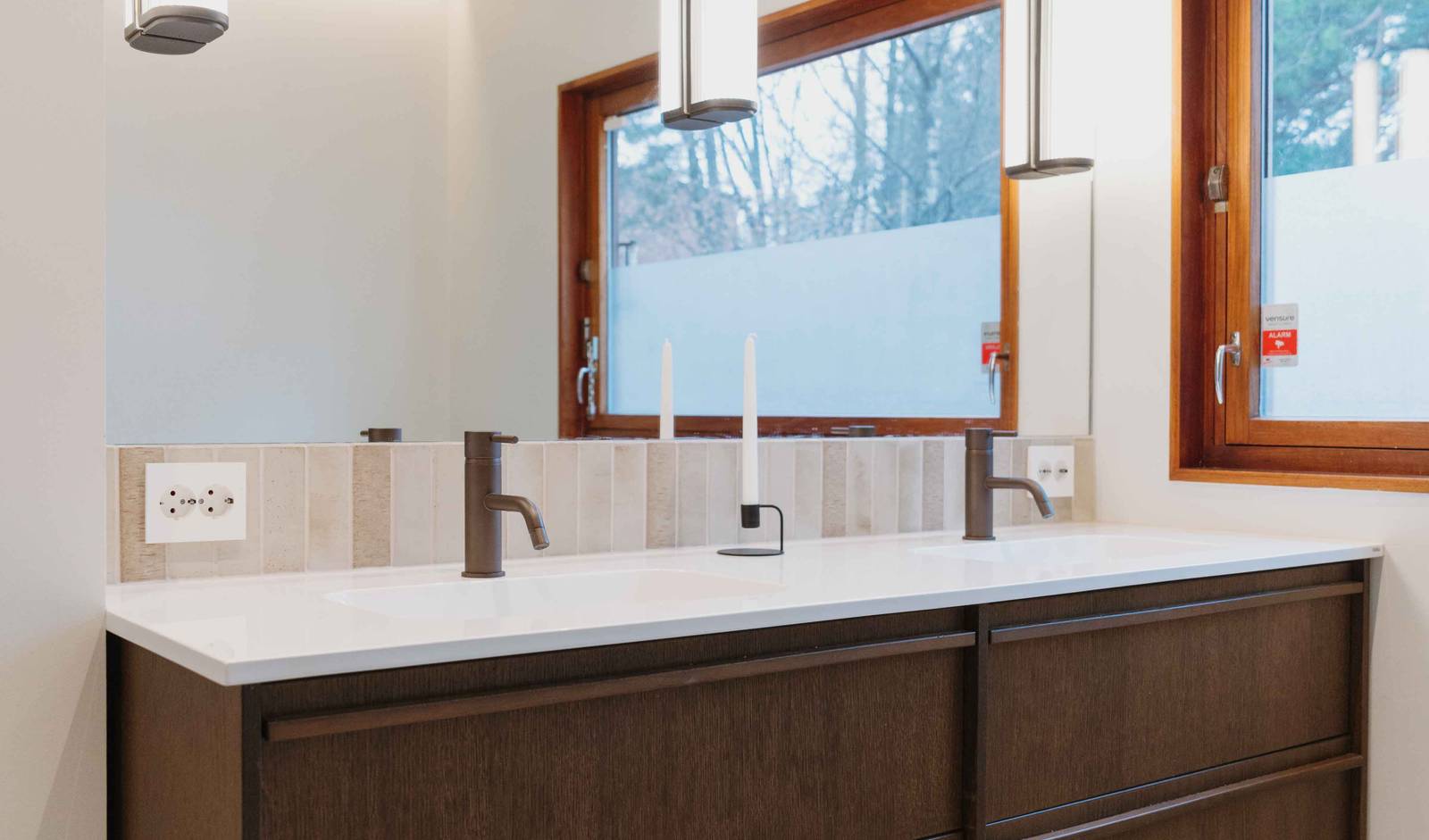 Badeværelset, Forever Oak fra INVITA med smukke messingarmaturer.