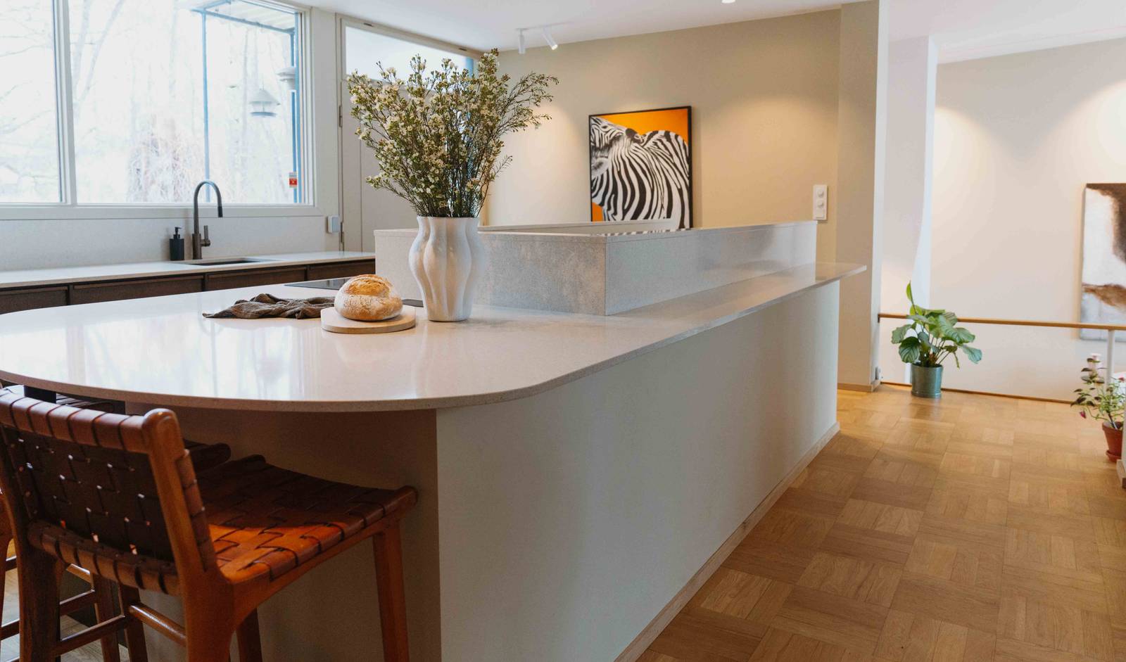 Den aflange køkkenø med afrundede hjørner med Blanco Maple bordplade i kvartskomposit.