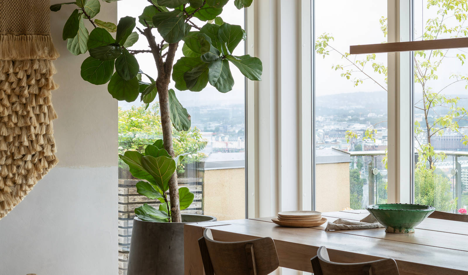 Spisebord i tre i køkkenet Forever oak med matchende tre håndtag fra INVITA