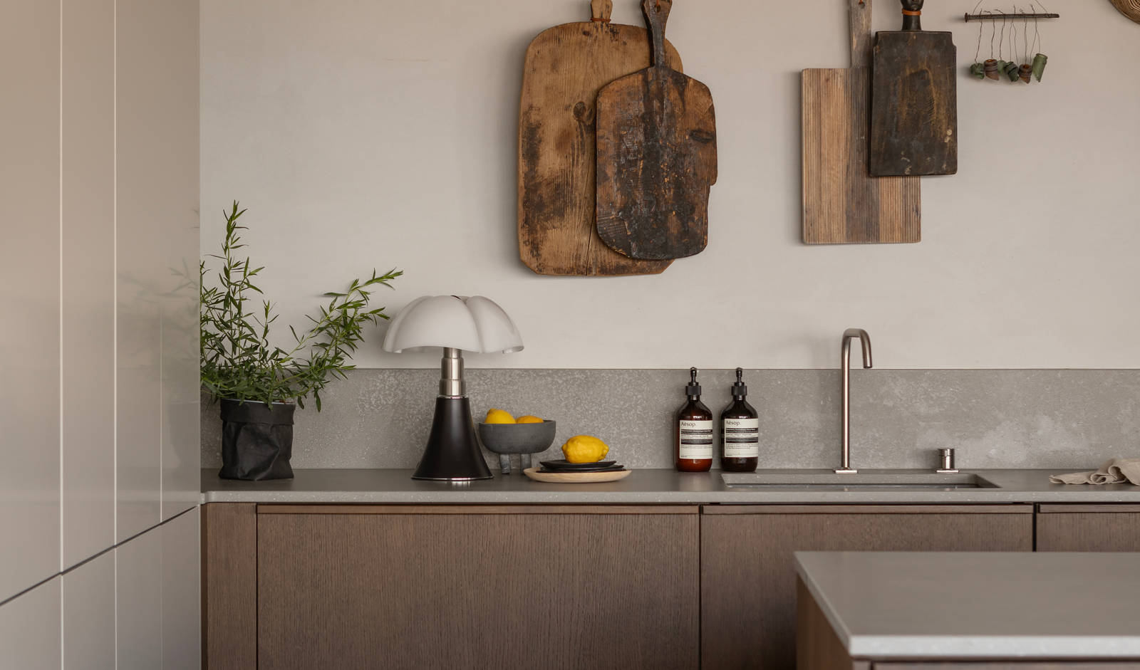 Køkkenø i brun egetræsfiner køkkenet Forever oak med matchende tre håndtag fra INVITA og beige højskabe Athena Sand