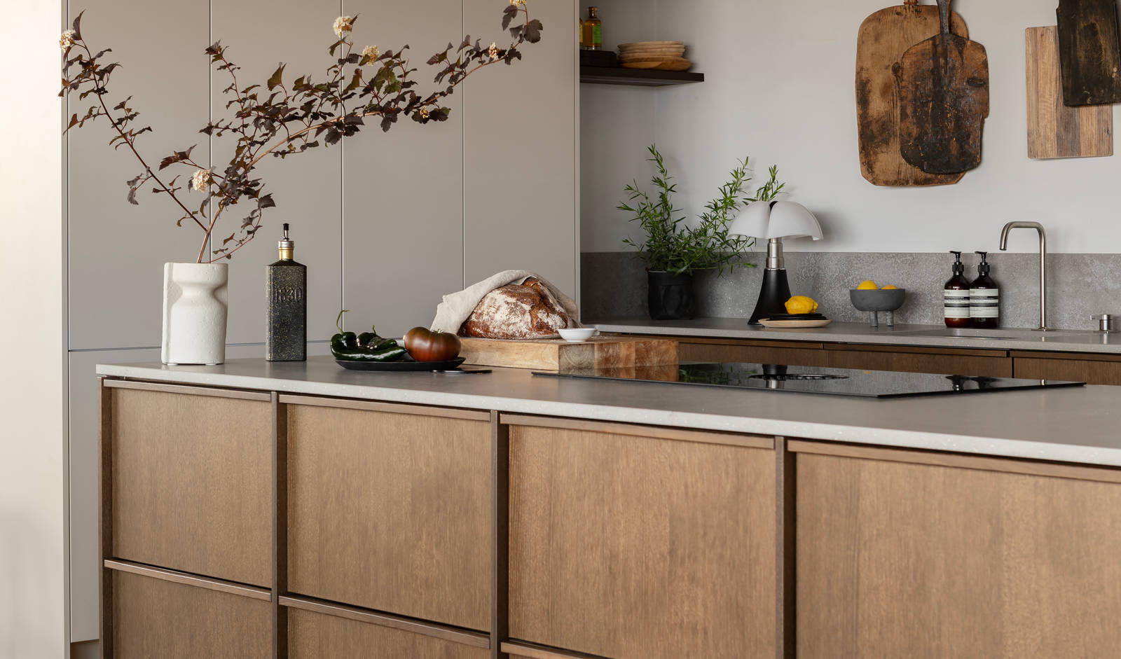 Køkkenø i brun egetræsfiner køkkenet Forever oak med matchende tre håndtag fra INVITA med beige højskabe Athena Sand